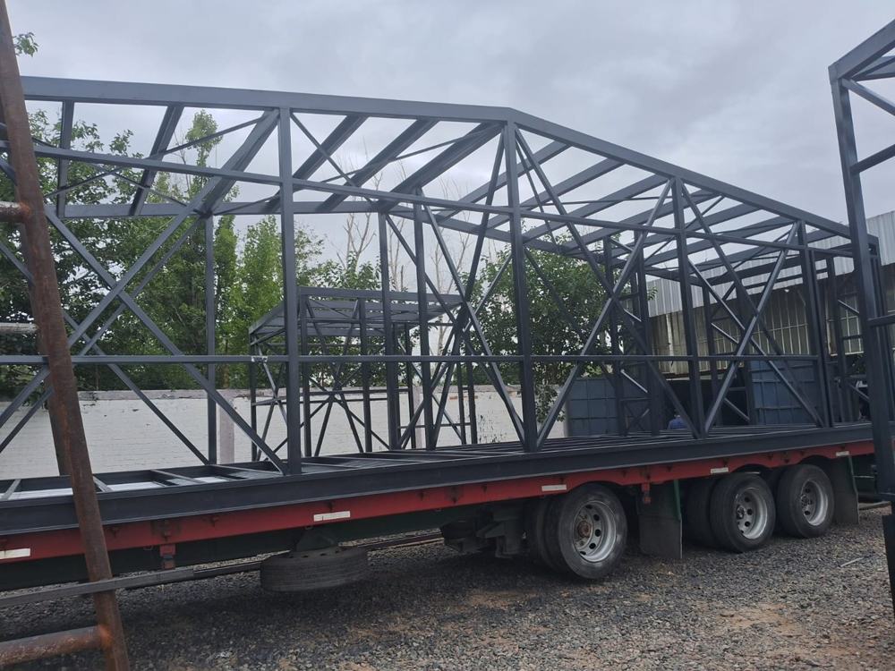 Estructura metálica en traslado